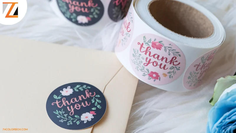 สติกเกอร์ม้วน 'Thank You' สีพื้นดำพร้อมดีไซน์ดอกไม้สีชมพู เหมาะสำหรับใช้ในการ์ดขอบคุณและบรรจุภัณฑ์พรีเมียม